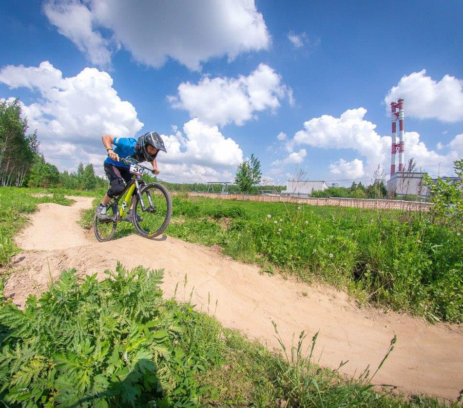 dirt-track-jumps-falls-specialized-p.3-allor-rims-rockshox-reba-fork.jpeg