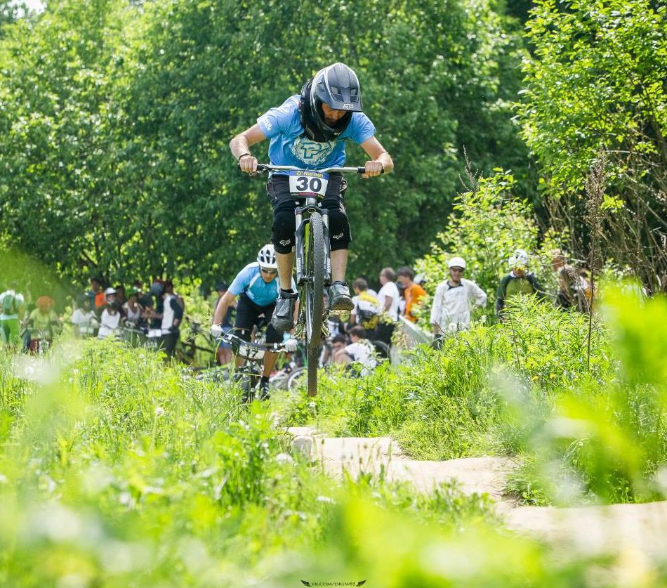 mtb-dirt-single-track-jump-race-specialized-p.3-mtb-26er.jpeg